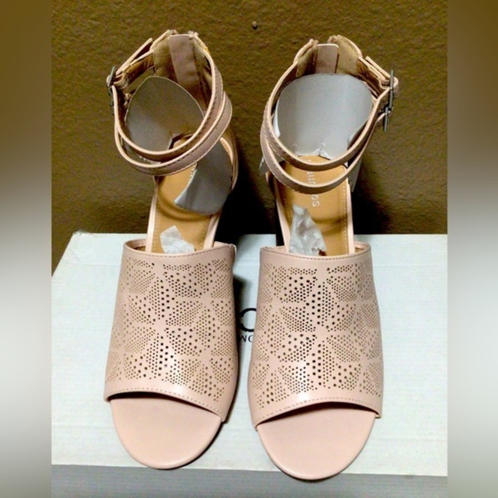 LIKE NEW MAURICES BLUSH PINK Doble Ankle Straps